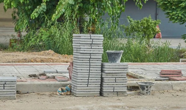 Yol yapımı malzemeler ve kovalar.          