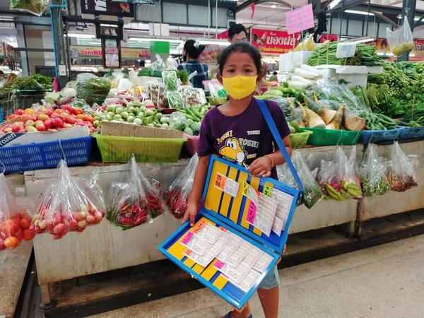 Mavi gökyüzünde beyaz bulutlu bir dronun odaksız görüntüsü..