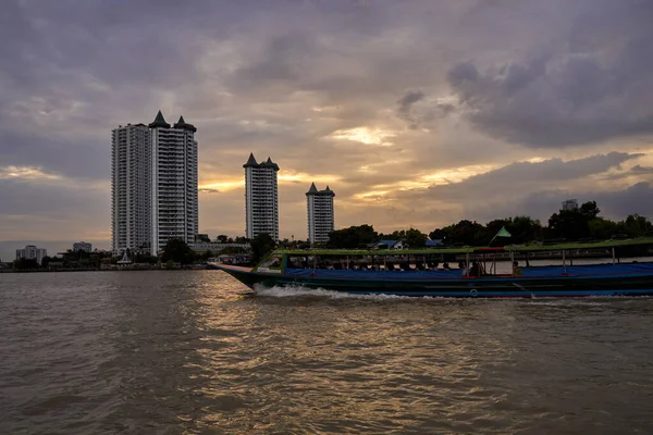 2019 Ağustos 'unda Bangkok, Tayland' da günbatımında nehir kıyısındaki apartman binaları..                                          