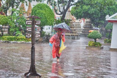 Mavi gökyüzünde beyaz bulutlu bir dronun odaksız görüntüsü..