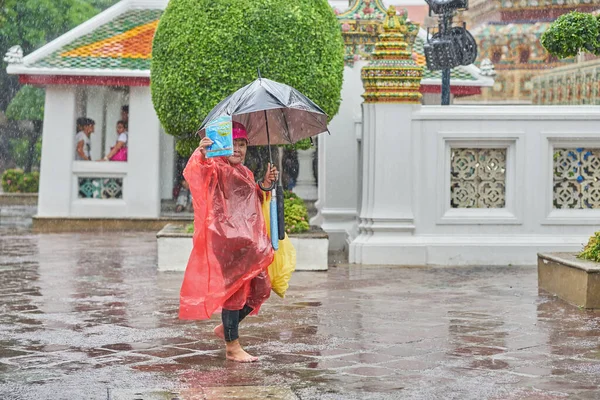 Mavi gökyüzünde beyaz bulutlu bir dronun odaksız görüntüsü..