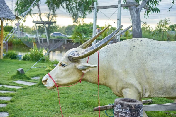  Mayıs 2020 'de Tayland, Pathumthani' de çekilen bir su bufalosu heykeli..                               