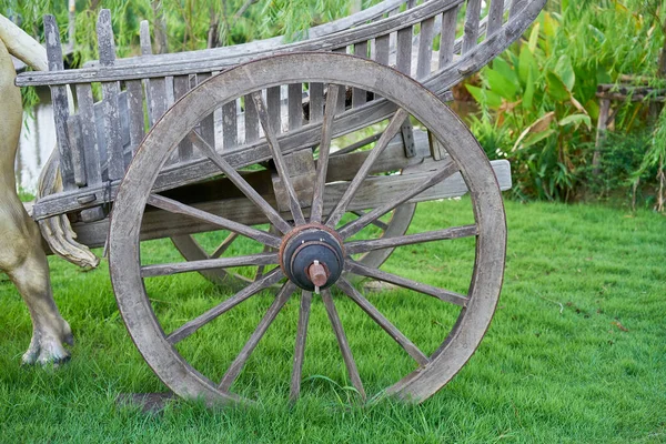 Old Wooden Cart Large Wheels Field Green Grass — Stock Photo, Image