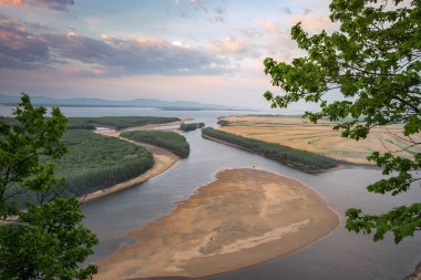 Amur Nehri Ommi köyü yakınında. Khabarovsk