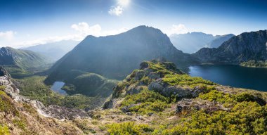 Dağlar Dusse Alin Rus uzak doğu Habarovsk bölge adı altında. Güzel dağ gölü ayı dağlarda Dusse Alin denir.