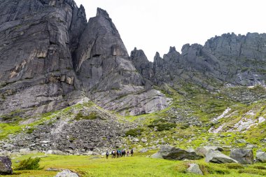 Dağ Dusse Alin Rus uzak doğu Habarovsk Krayı aradı. Dusse Alin güzel dağ gölü dağlarda ayı olarak adlandırılan