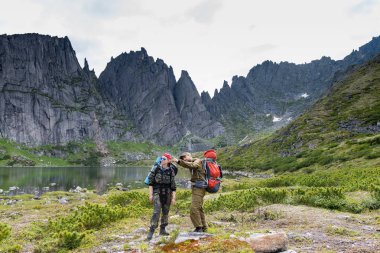 Yolcuları dağlar Dusse Alin Rusya Uzak Doğu Habarovsk Krayı. Güzel Alin Dusse dağlar dağ gölü turistlere ayı denilen.