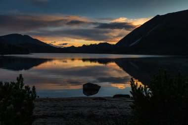 Dağda ridge Burey Rusya'nın Uzakdoğu Gölü büyük Suluk olmasıdır. Güzel dağ gölü Khabarovsk bölgesinde büyük Suluk.
