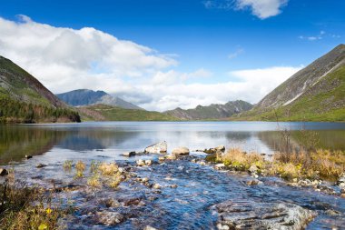 Dağda ridge Burey Rusya'nın Uzakdoğu Gölü büyük Suluk olmasıdır. Güzel dağ gölü Khabarovsk bölgesinde büyük Suluk