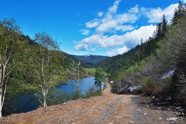 Dağlarda, güzel göl adı verilen Amut.