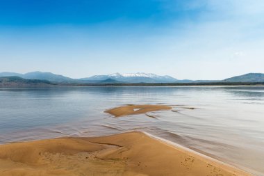 Amur Nehri'ndeki Kumlu Plaj. Rusya'nın Habarovsk bölgesi 