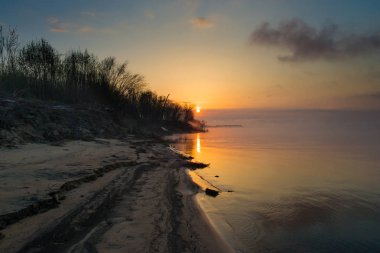 Amur Nehri'nde gün doğumu. Uzak Doğu'da Habarovsk bölgesi 