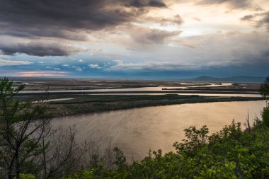 Amur Nehri'nde gün doğumu. Uzak Doğu'da Habarovsk bölgesi 