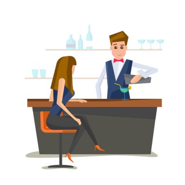 Barmenle bar sayacı. Barmen güzel kadın için bir kokteyl yapar. 