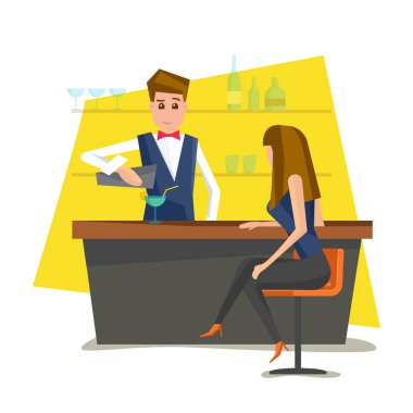 Bir bardak güzel kadın için içine bir kokteyl dökme barmen. 