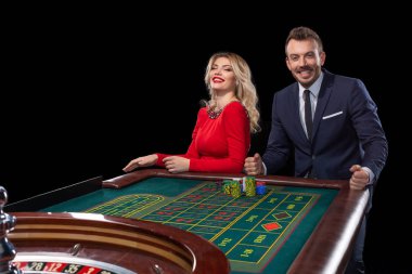Güzel ve iyi giyimli bir çift oyun rulet Casino