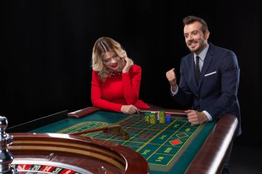 Güzel ve iyi giyimli bir çift oyun rulet Casino