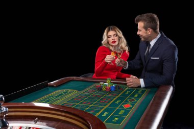 Güzel ve iyi giyimli bir çift oyun rulet Casino