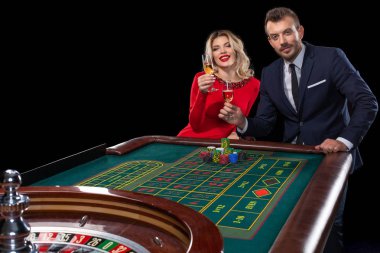 Güzel ve iyi giyimli bir çift oyun rulet Casino