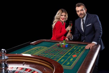 Güzel ve iyi giyimli bir çift oyun rulet Casino