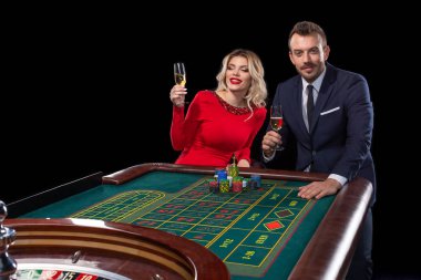 Güzel ve iyi giyimli bir çift oyun rulet Casino