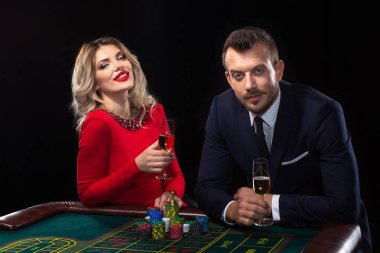 Güzel ve iyi giyimli bir çift oyun rulet Casino
