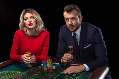 Güzel ve iyi giyimli bir çift oyun rulet Casino