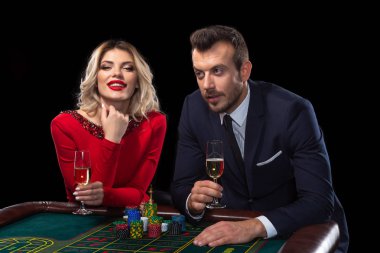 Güzel ve iyi giyimli bir çift oyun rulet Casino