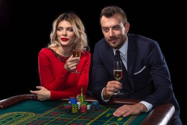 Güzel ve iyi giyimli bir çift oyun rulet Casino