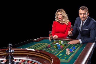 Güzel ve iyi giyimli bir çift oyun rulet Casino