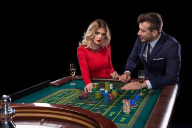 Güzel ve iyi giyimli bir çift oyun rulet Casino