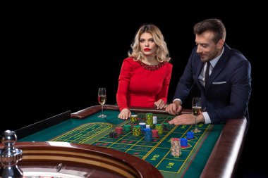 Güzel ve iyi giyimli bir çift oyun rulet Casino