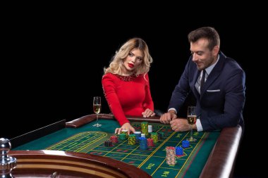 Güzel ve iyi giyimli bir çift oyun rulet Casino