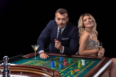 Casino rulet masasında kumar Çift