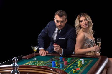 Casino rulet masasında kumar Çift