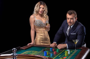 Casino rulet masasında kumar Çift