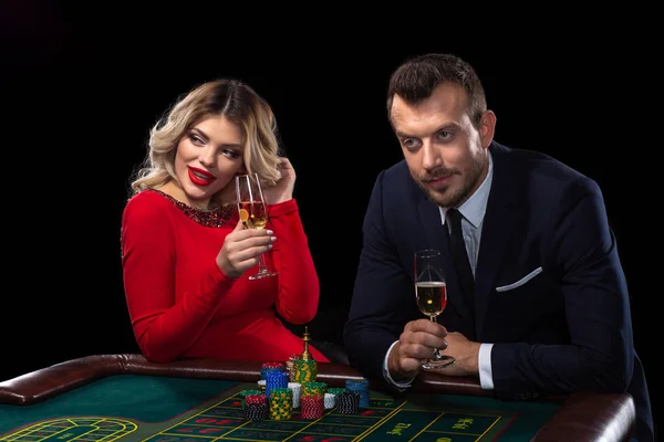 Güzel ve iyi giyimli bir çift oyun rulet Casino — Stok fotoğraf