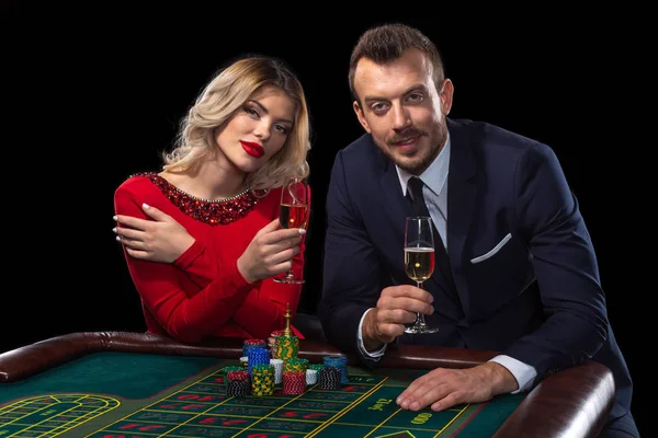 Güzel ve iyi giyimli bir çift oyun rulet Casino — Stok fotoğraf