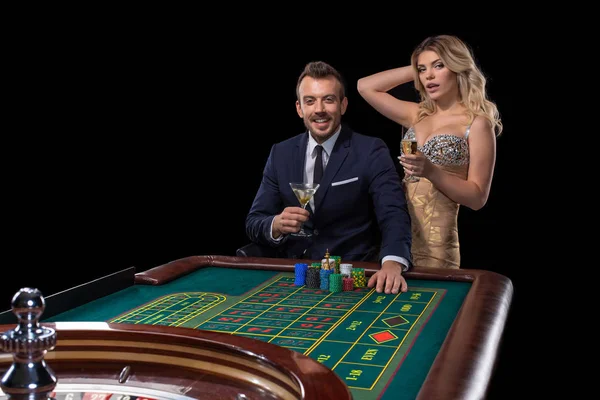 Casino rulet masasında kumar Çift — Stok fotoğraf