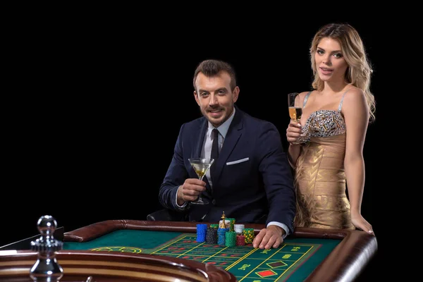 Pareja de apuestas en la mesa de ruleta en el casino — Foto de Stock