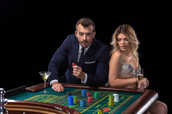 Casino rulet masasında kumar Çift — Stok fotoğraf