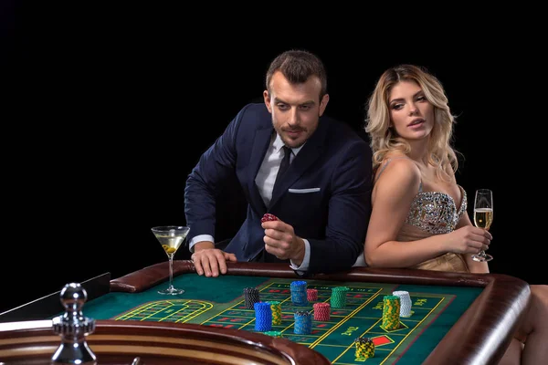 Paar spielt am Roulettetisch im Casino — Stockfoto