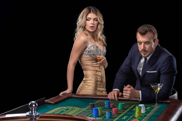 Pár szerencsejáték kaszinó rulett asztalnál — Stock Fotó
