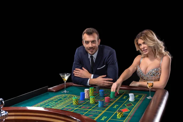Couple gambling at roulette table in casino — Stock Photo, Image