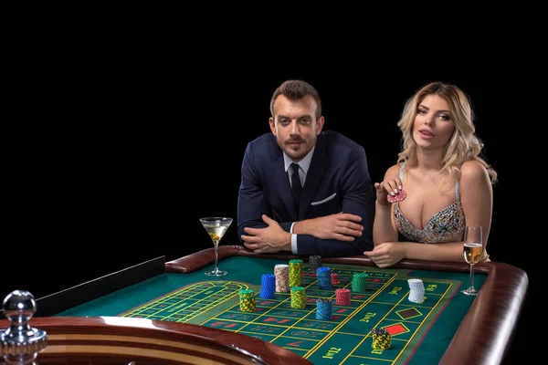 Pareja de apuestas en la mesa de ruleta en el casino — Foto de Stock