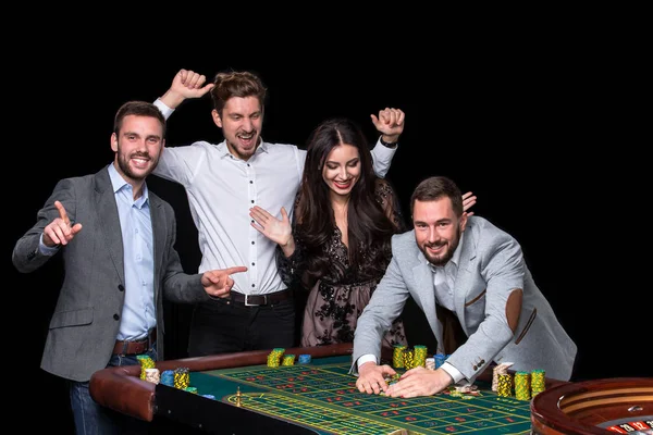 Freunde der Oberschicht spielen im Casino. — Stockfoto