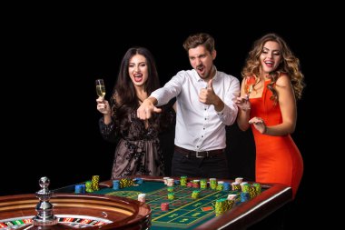 Bir grup genç insan rulet iplik heyecanlı arıyorum