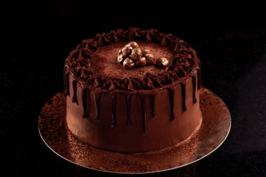 Siyah bir zemin üzerine fındık ile çikolatalı kek