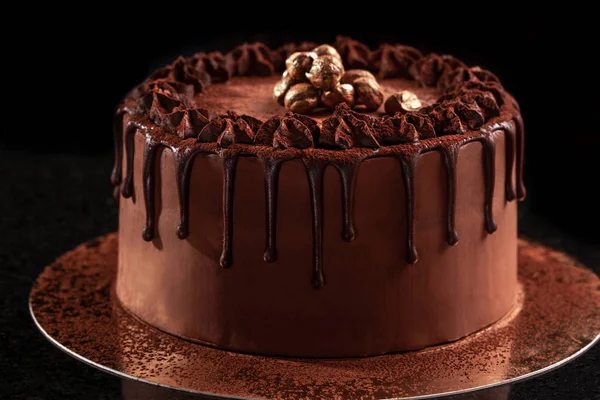 Pastel de chocolate con nueces sobre fondo negro —  Fotos de Stock
