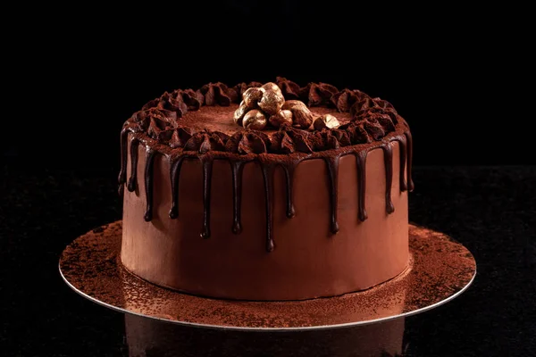 Pastel de chocolate con nueces sobre fondo negro —  Fotos de Stock